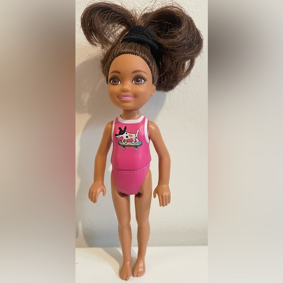 Barbie Sister Chelsea Doll Brunette Latina w Dog Graphic Barbie Dolls - Picture 1 of 2